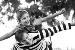 Tėtis leidžia laiką su vaiku po skyrybų, stiprina emocinį ryšį ir palaiko saugumo jausmą