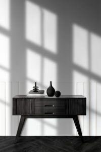 Juodos spalvos interjero dizainas su elegantiškais baldais ir stilingais akcentais