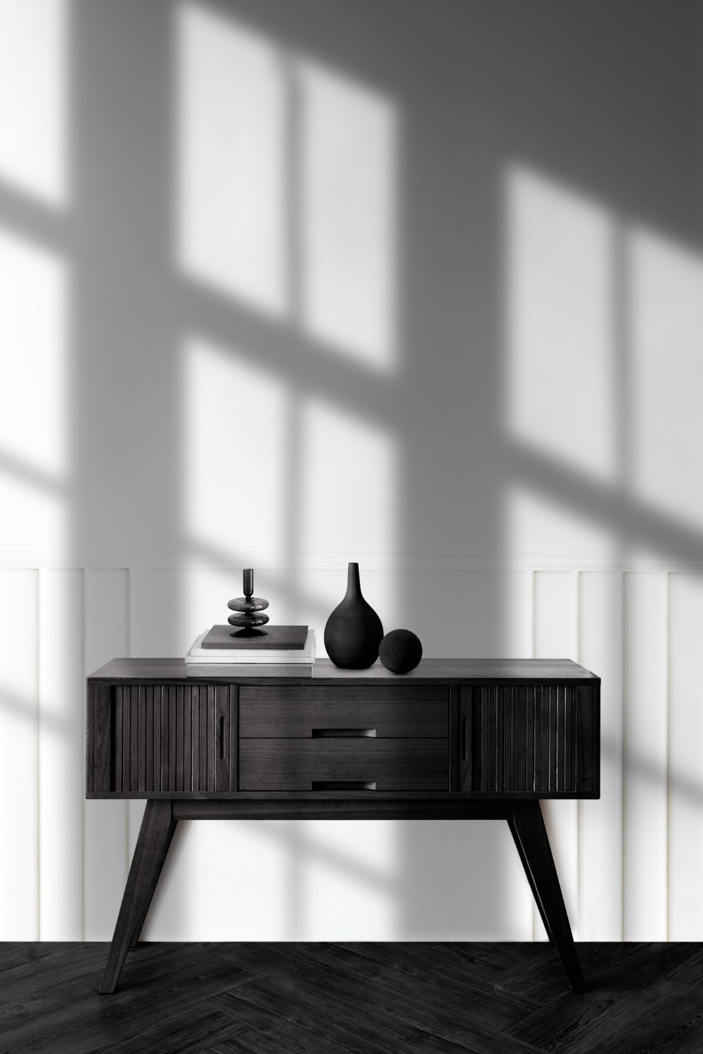 Juodos spalvos interjero dizainas su elegantiškais baldais ir stilingais akcentais