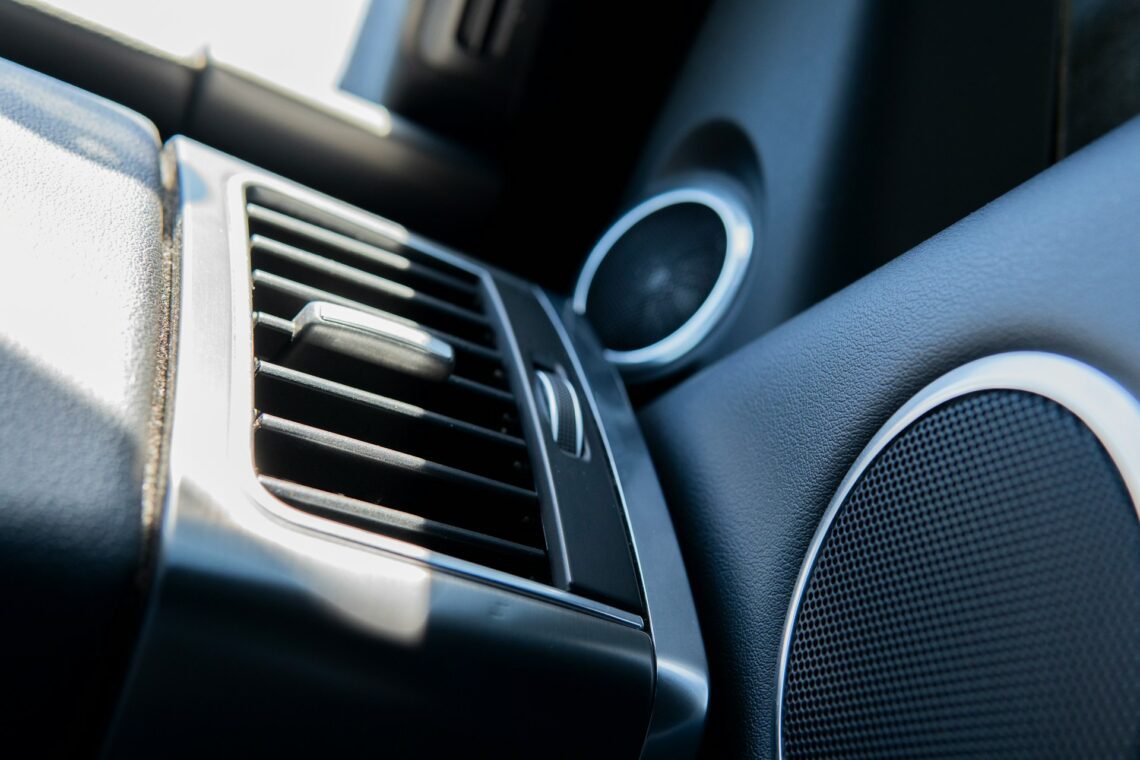 Automobilio salono garso izoliacijos montavimas duryse, stoge ir grindyse.