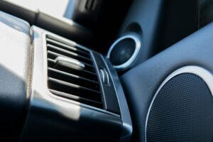 Automobilio salono garso izoliacijos montavimas duryse, stoge ir grindyse.