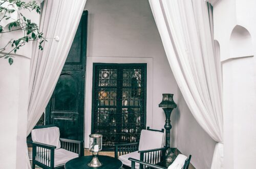 Jaukiai įrengta veranda su stilingomis sienų plytelėmis ir poilsio zona.